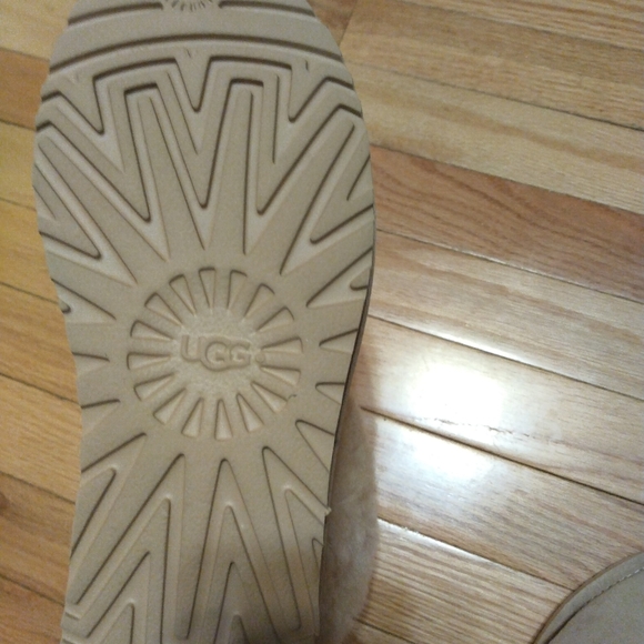 UGG - Picture 4 of 6